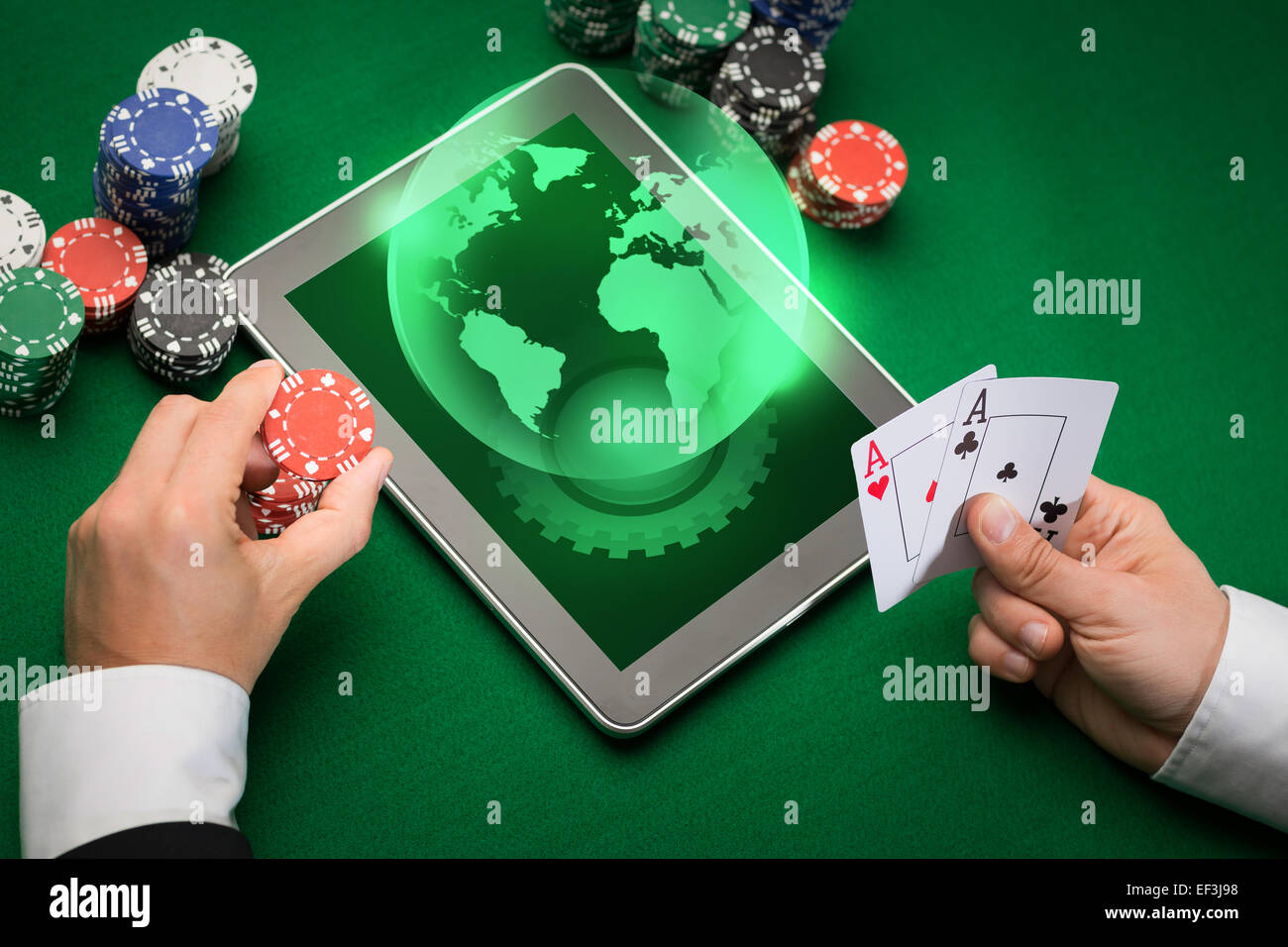 Casino Poker player avec cartes, jetons et tablette Banque D'Images