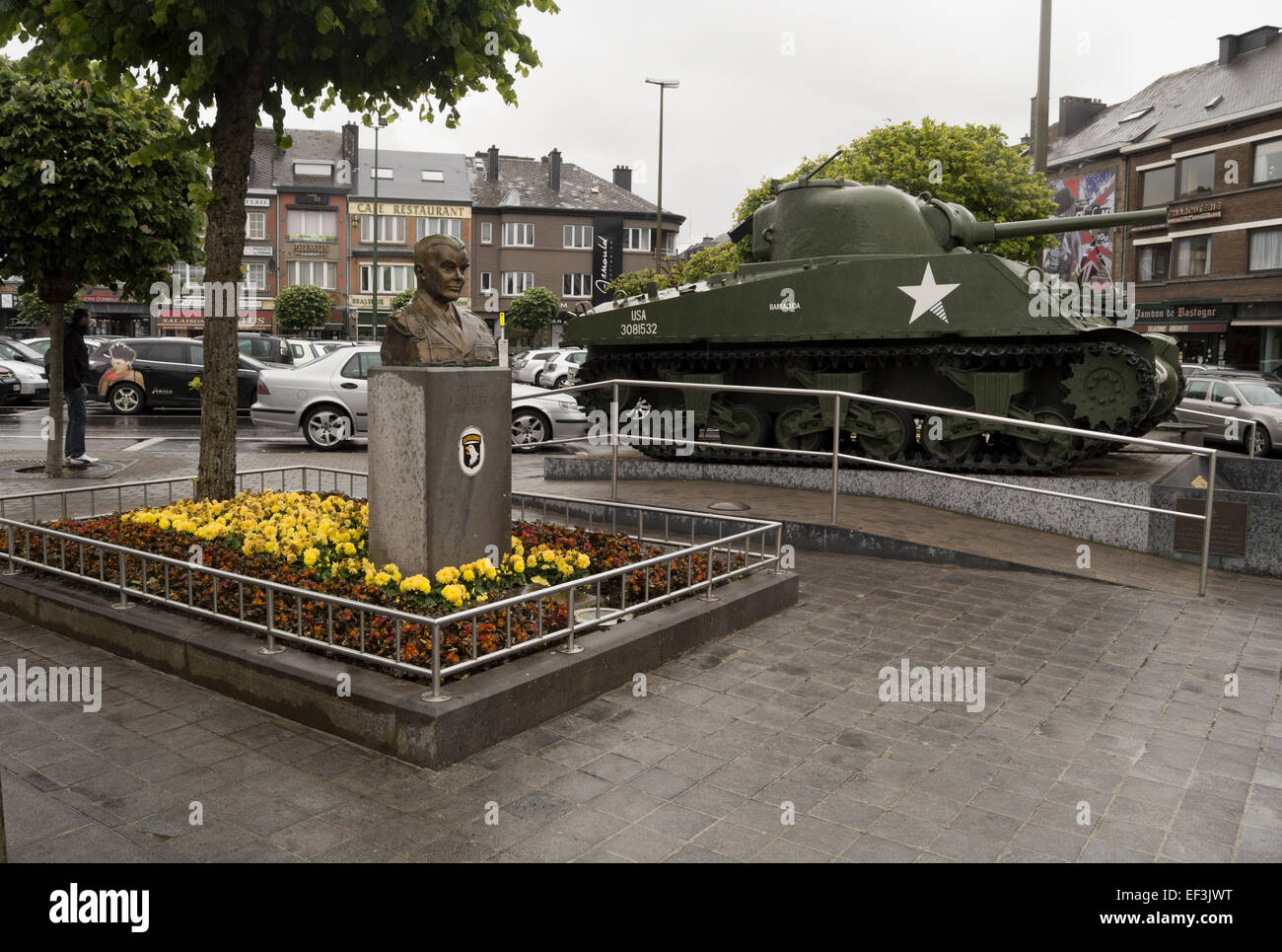 Le monument de l'Armée américaine à Brigue. Le général Anthony C. McAuliffe se trouve sur la place de Bastogne, Belgique, qui porte son nom Banque D'Images