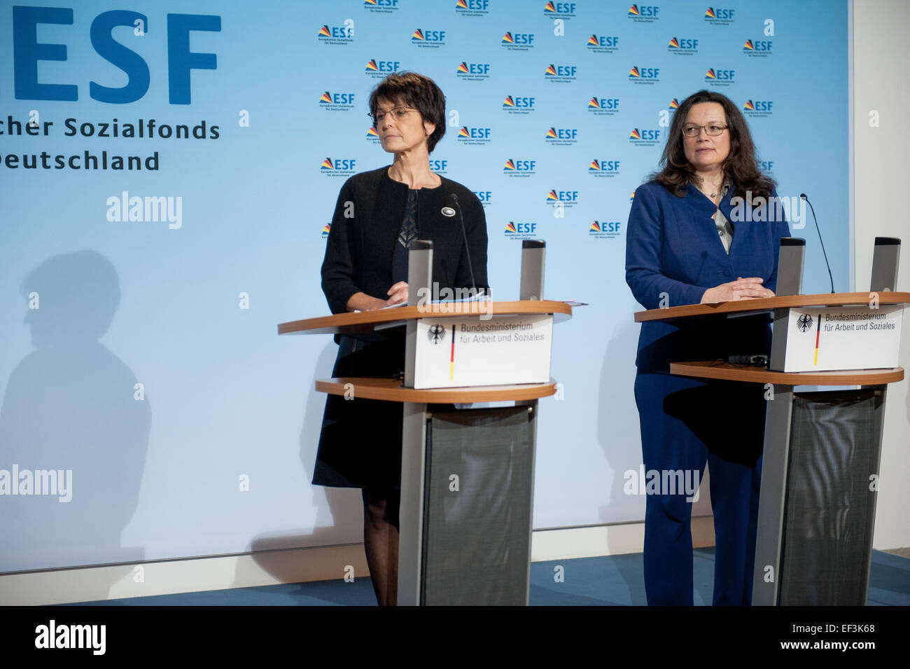 Berlin, Allemagne. 26 janvier, 2015. Ministre fédéral du Travail Andrea Nahles (R) et la Commissaire européenne Marianne Thyssen (L) lors d'une conférence de presse à Berlin, Allemagne, 26 janvier 2015. Photo : FELIX ZAHN/dpa/Alamy Live News Banque D'Images