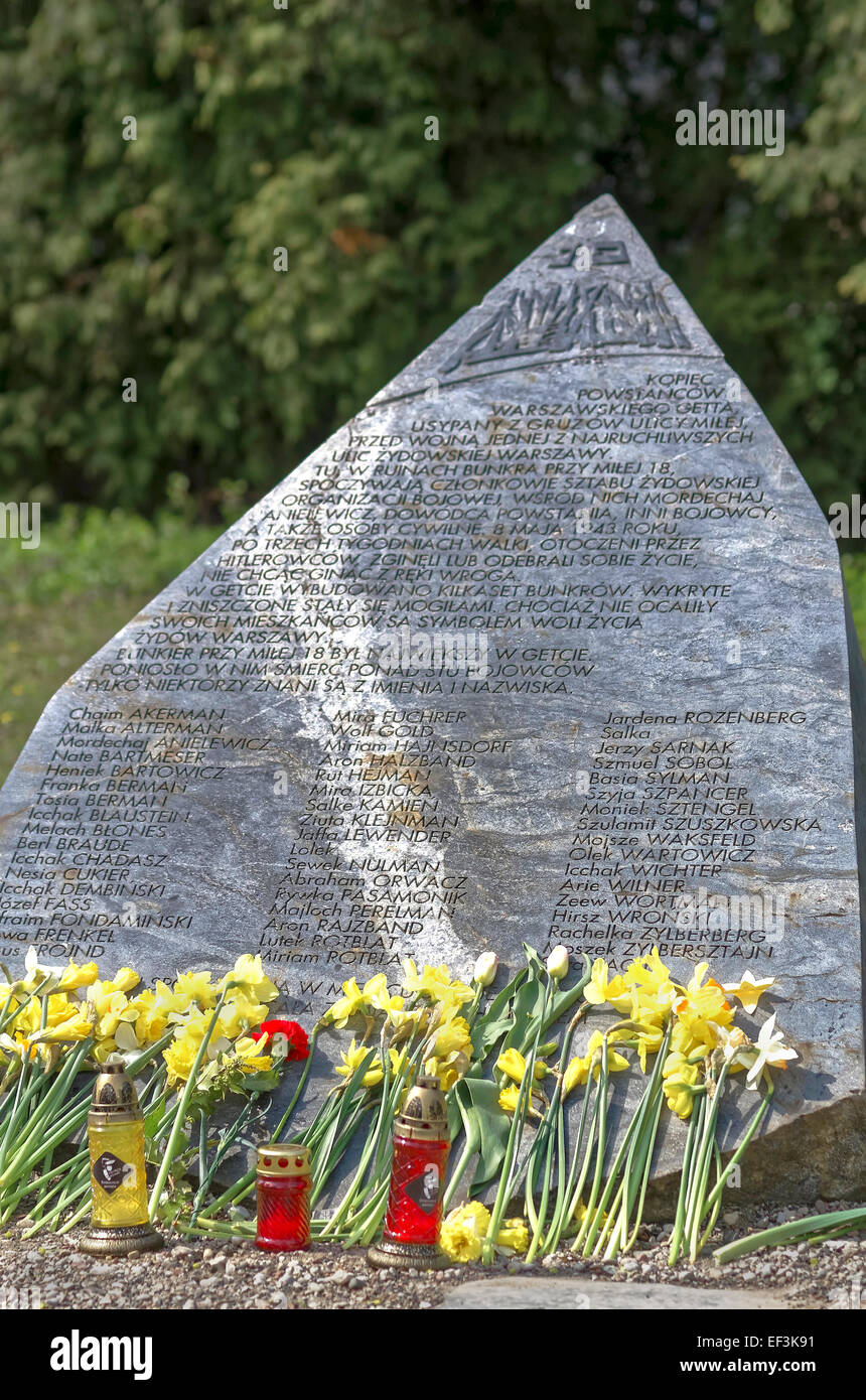 Varsovie, Pologne - 19 avril 2014 : pierre commémorative avec les noms de 51 combattants juifs au 18, rue Mila. Banque D'Images