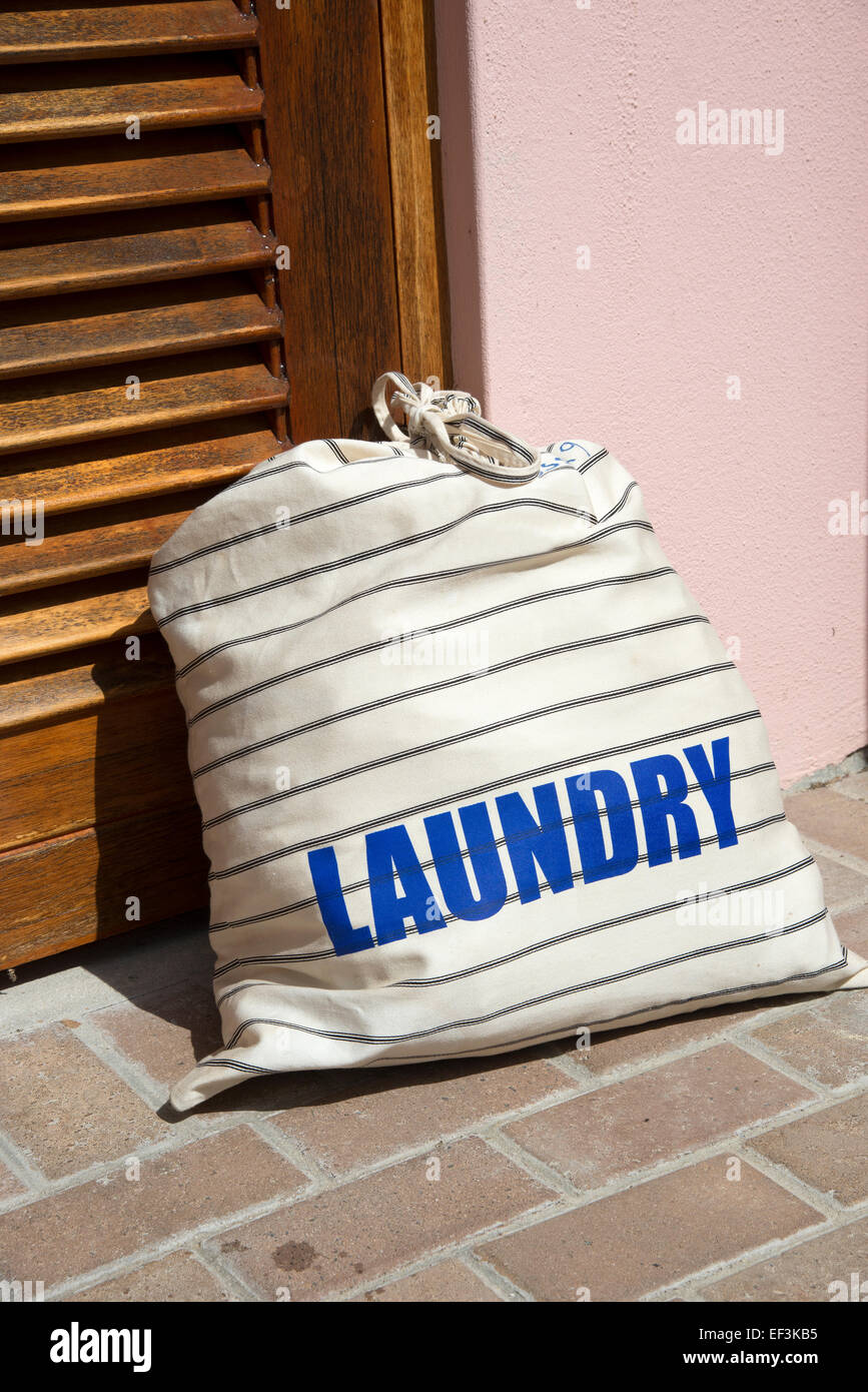 Sac à linge complète l'extérieur d'un ensemble d'attente porte sale ou nettoyer lave Banque D'Images