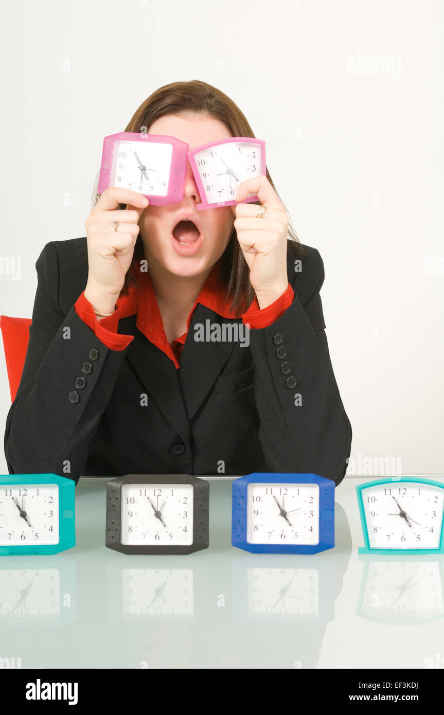 Business Woman holding horloges dans ses yeux Banque D'Images