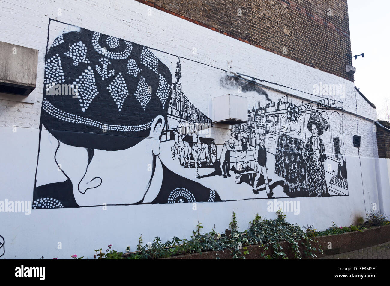 Londres, une fresque murale représentant Bow Pearly Kings and Queens sur un mur de la maison en fonction des cloches Bow Bow Road Banque D'Images