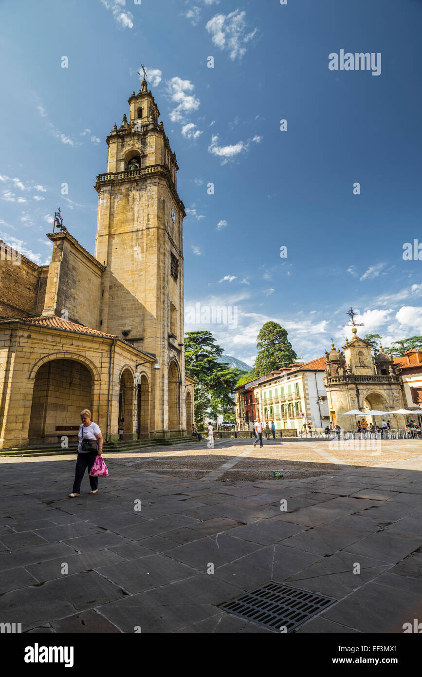 Place de l'église de Santa Ana de Durango avec façade de l'église Santa Maria. Gascogne, Pays Basque, Espagne Banque D'Images