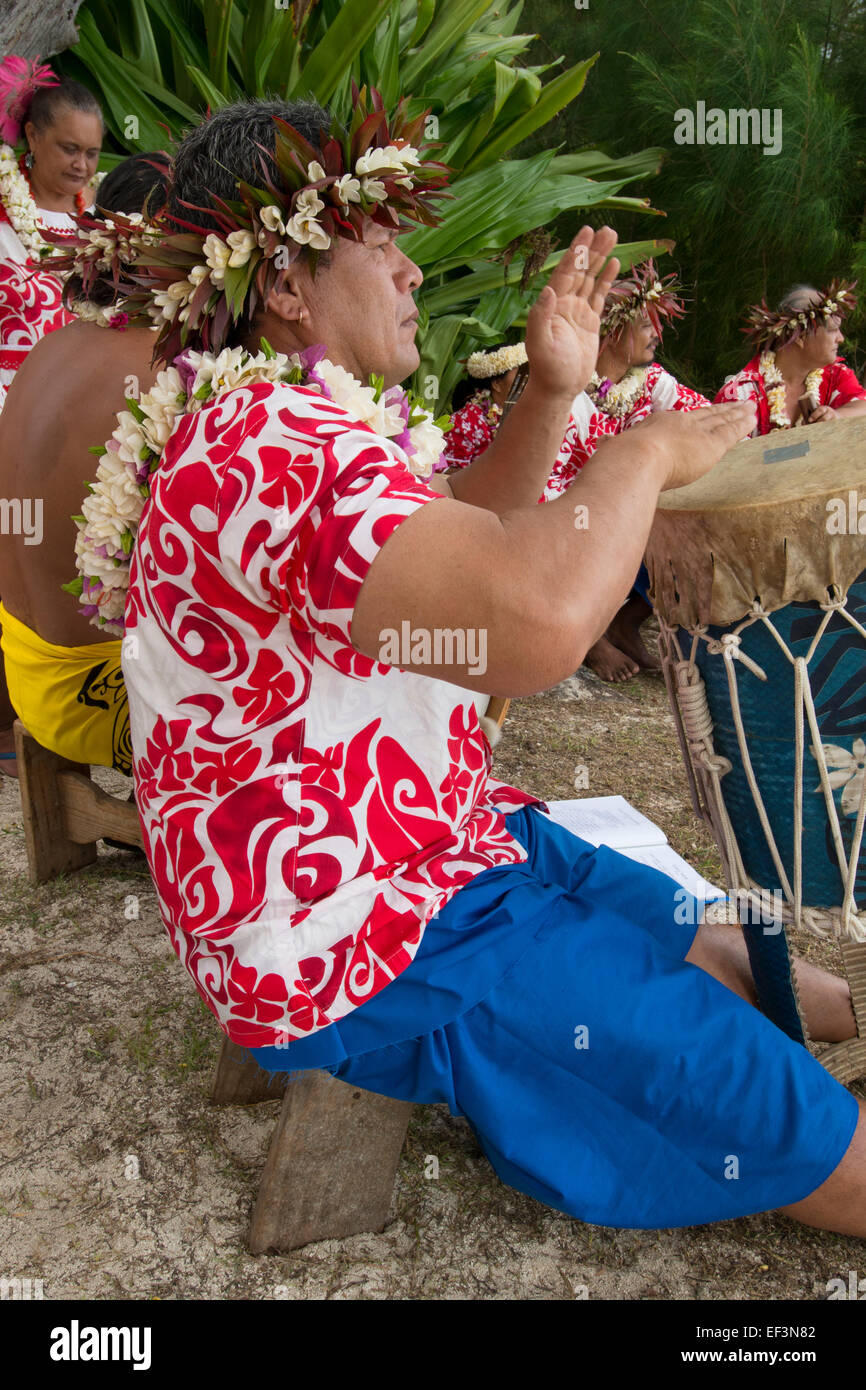 Polynésie Française, îles Australes, Raivavae. Cérémonie d'accueil polynésien, membres de la bande en tenue typique. Banque D'Images