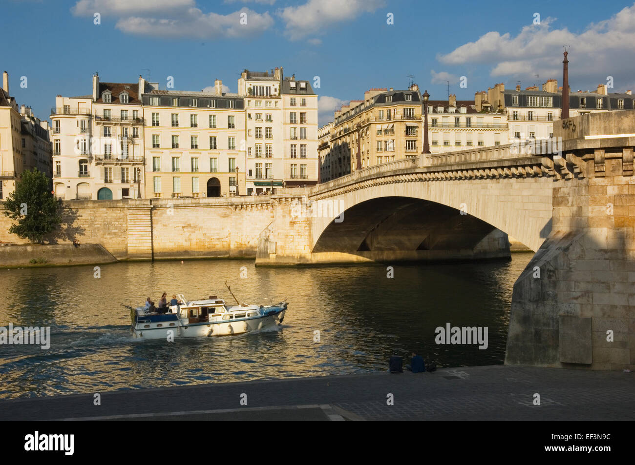 Pont de la Tournelle en regardant vers l'Île Saint-Louis, Paris, France. Banque D'Images