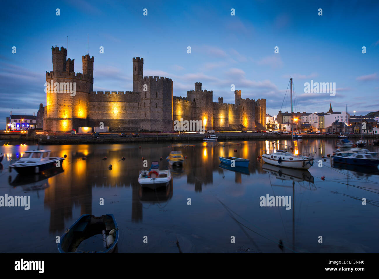 Château de Caernarfon North Wales UK Twilight Banque D'Images