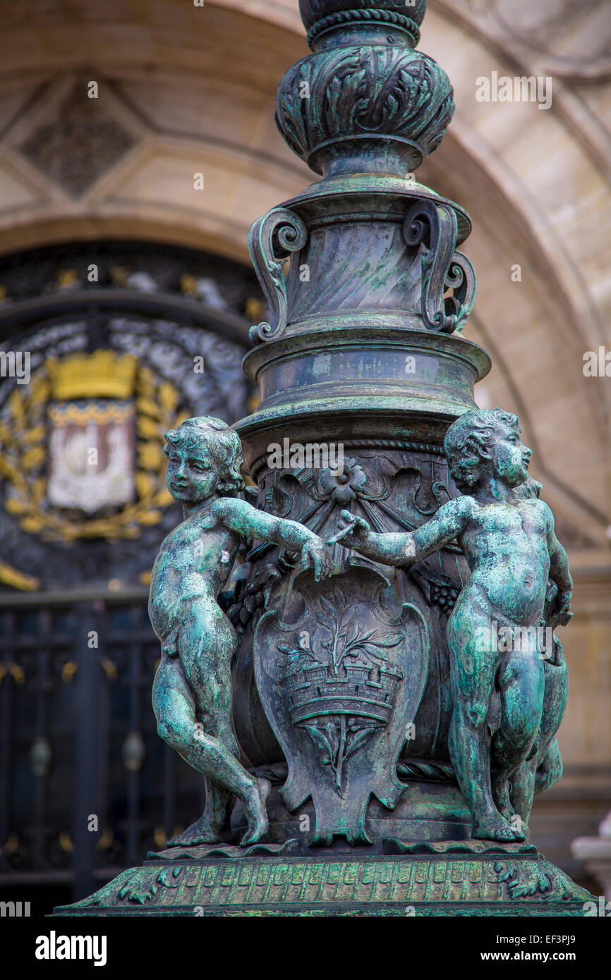 Chérubin chiffres sur le lampadaire à l'entrée de l'Hôtel de Ville, Paris, France Banque D'Images