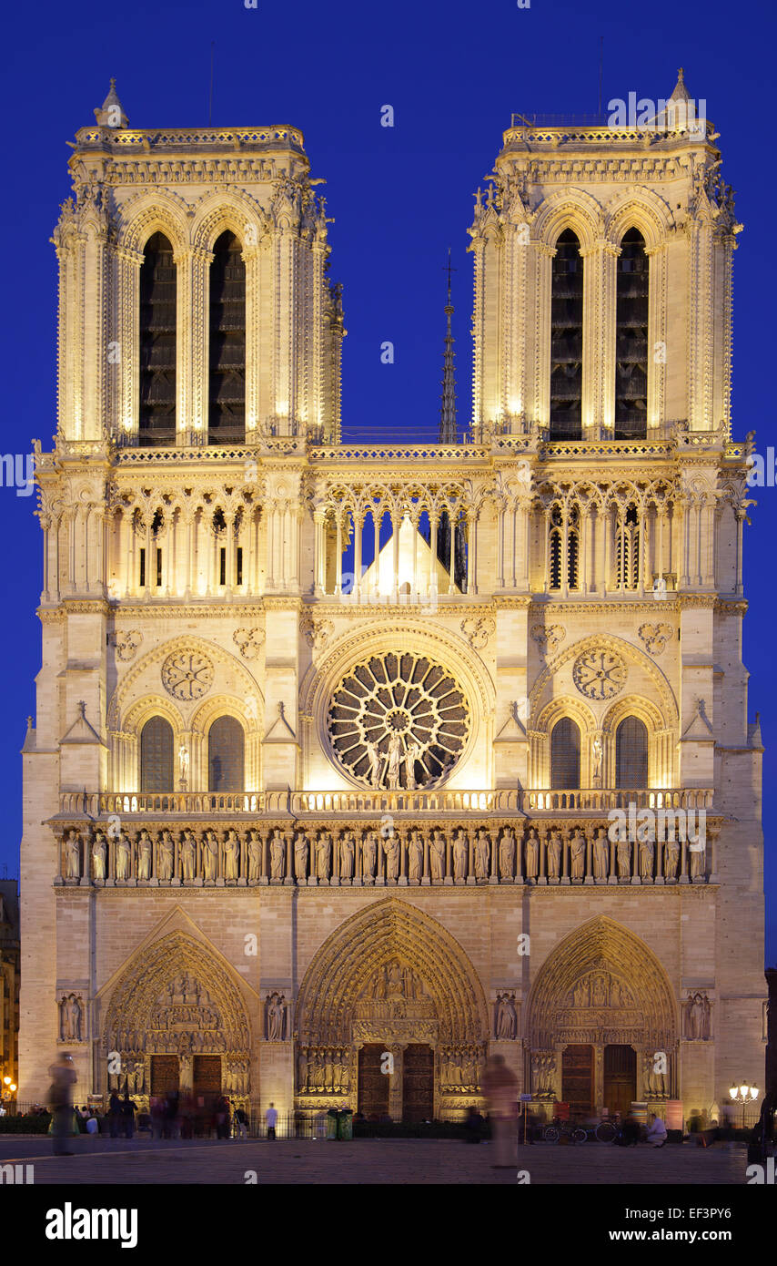 Vue du soir de Notre Dame de Paris, France Banque D'Images