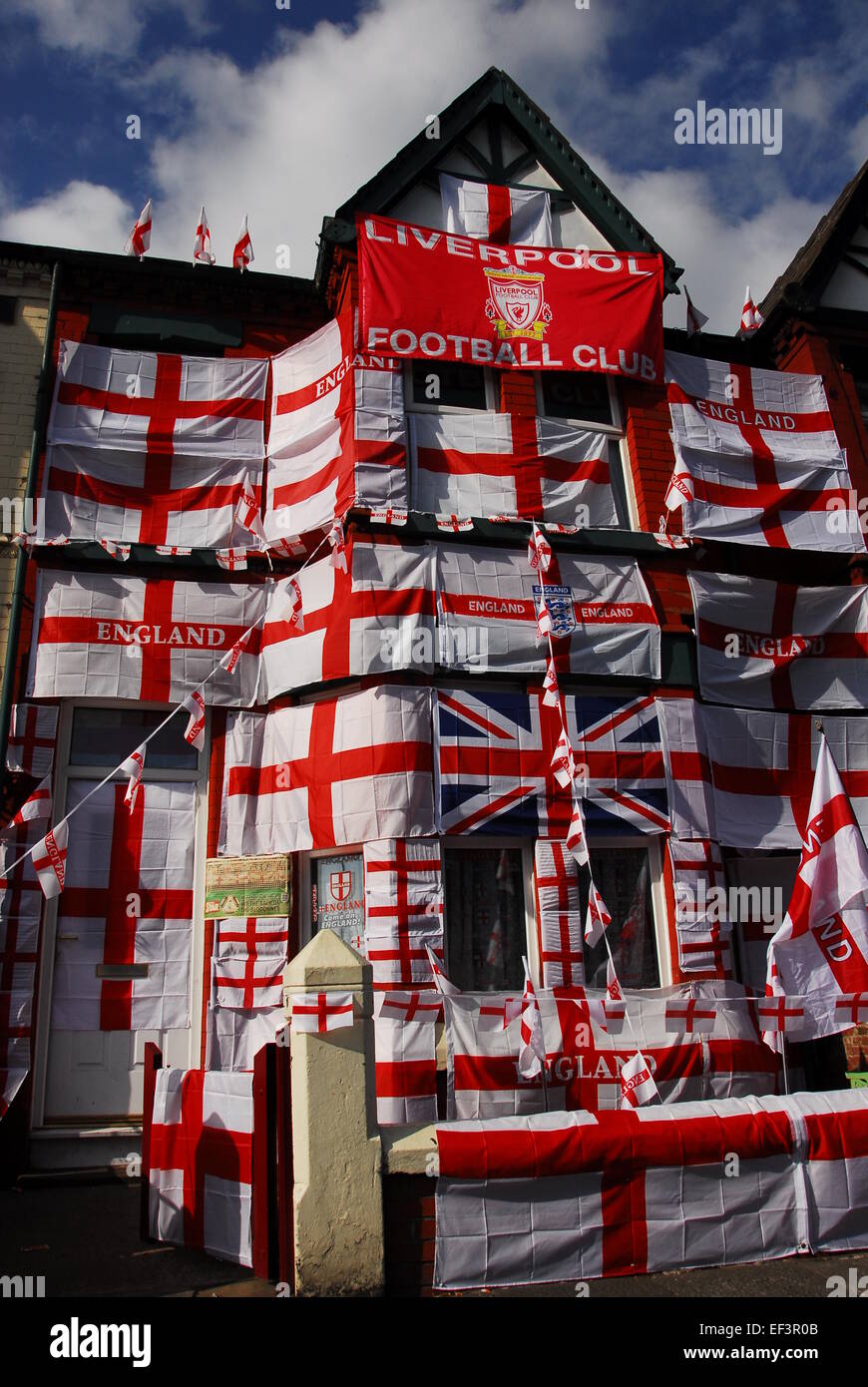 Maison mitoyenne à Liverpool couvert de banderoles et drapeaux de l'Angleterre pour la COUPE DU MONDE DE LA FIFA 2010. Banque D'Images