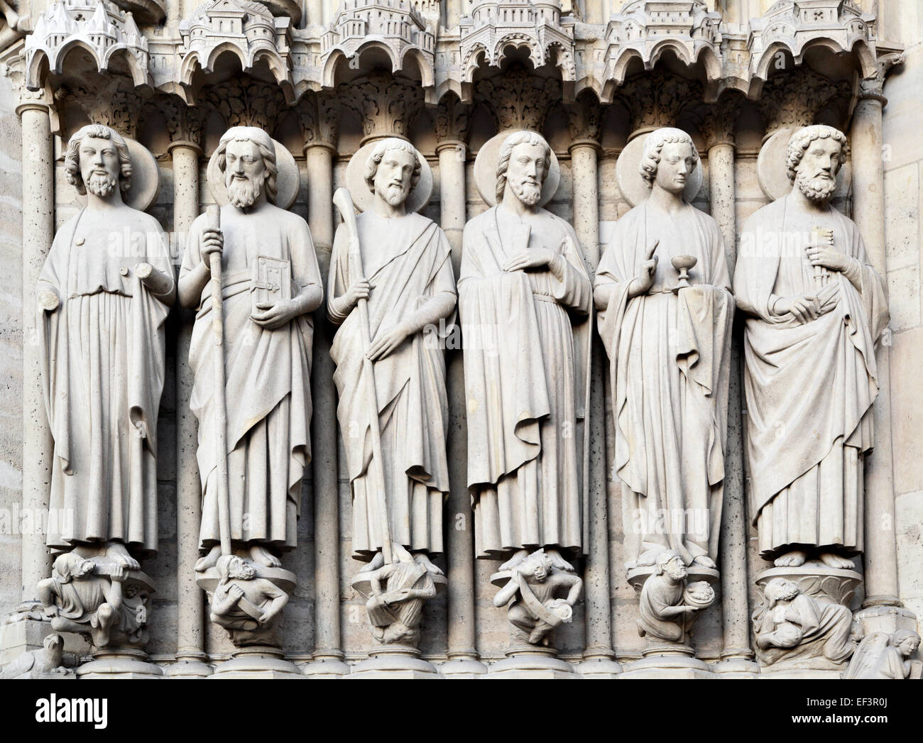 Sur la façade de saints Notre Dame de Paris. La France. Banque D'Images