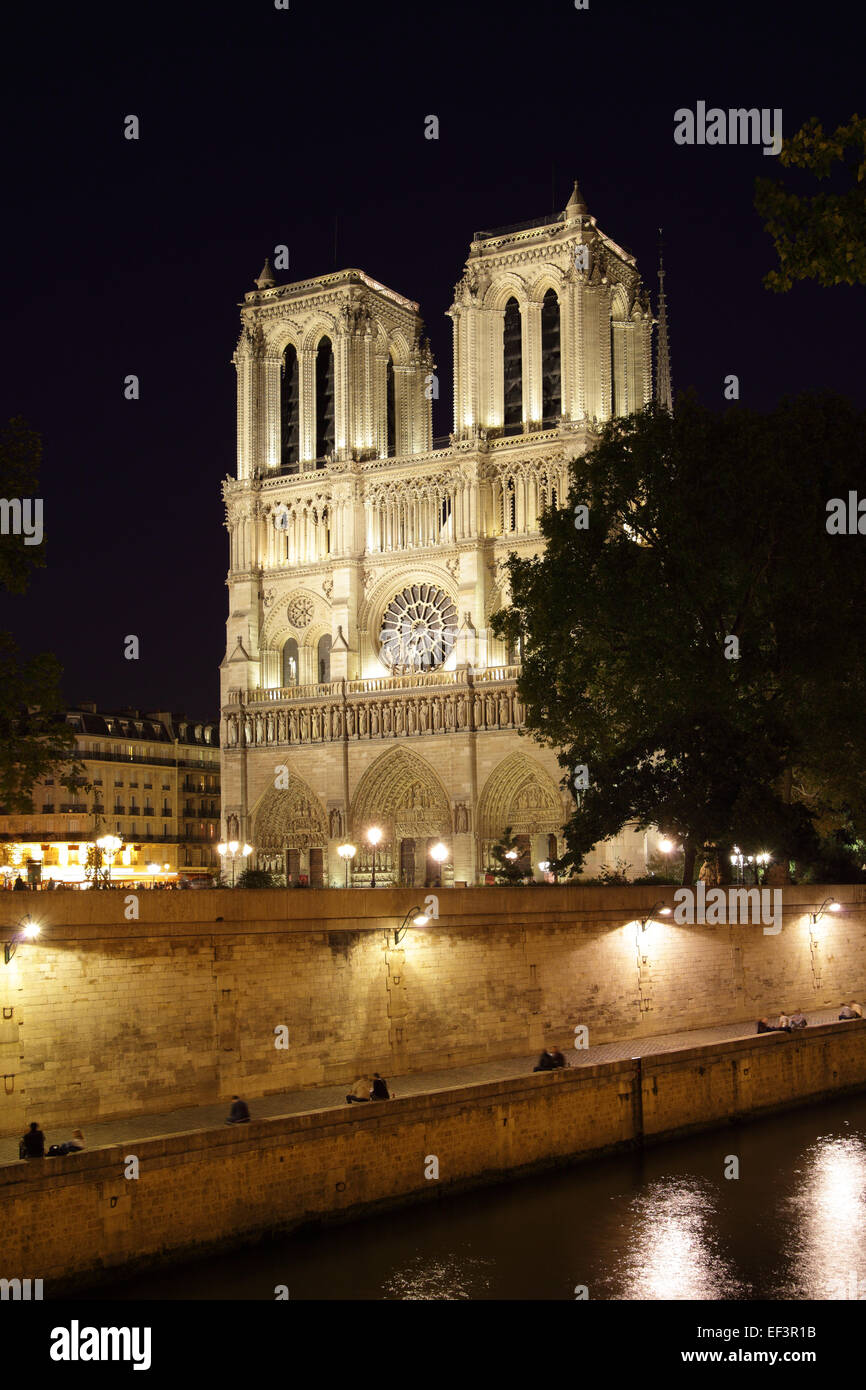 Vue de la nuit de Notre Dame de Paris, France Banque D'Images