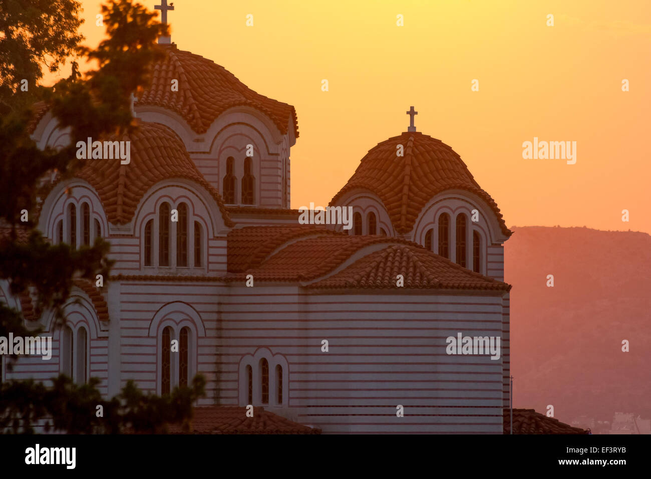 Eglise d'Agia Marina avec le soleil derrière d'une couleur orange dans le ciel. Athènes, Grèce Banque D'Images