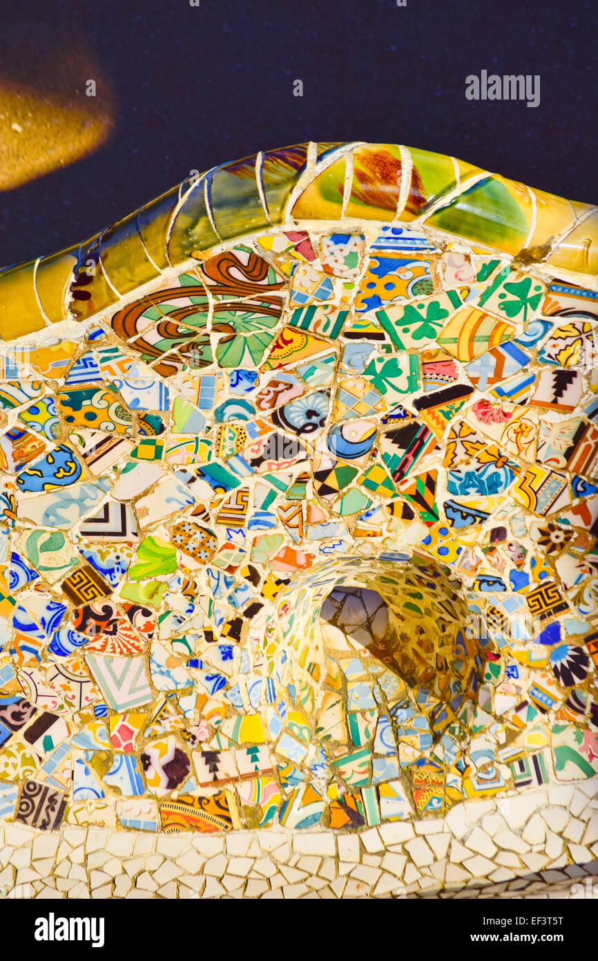 Détails de l'trencadis, casse de mosaïques, dans le Parc Güell. Conçu par Antoni Gaudi. Barcelone, Catalogne, Espagne. Banque D'Images