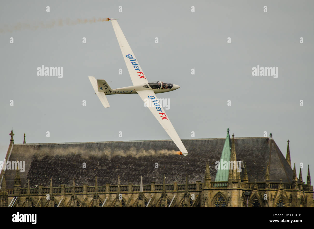Un planeur acrobatique qui se trouve devant la chapelle du Lancing College, lors du spectacle aérien de Shoreham, au Royaume-Uni Banque D'Images