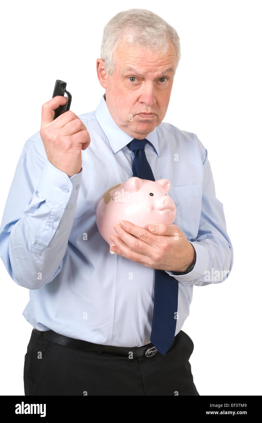 Businessman holding a gun et une tirelire Banque D'Images