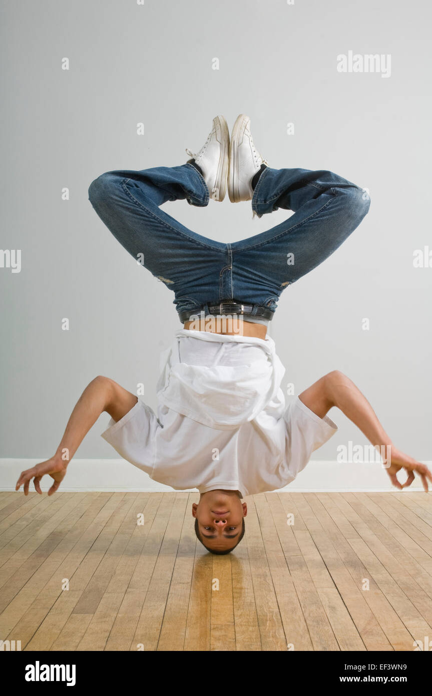 L'homme le break dance Banque D'Images