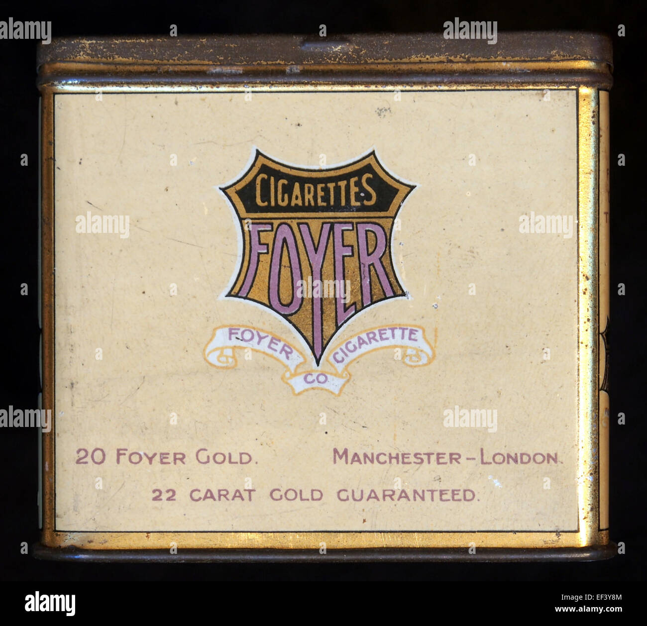 Boîte à cigarettes foyer, affichant le design avant de l'emballage du produit. L'étain reflète l'emballage traditionnel utilisé pour cette marque de cigarettes, communément vu au milieu du XXe siècle. Banque D'Images