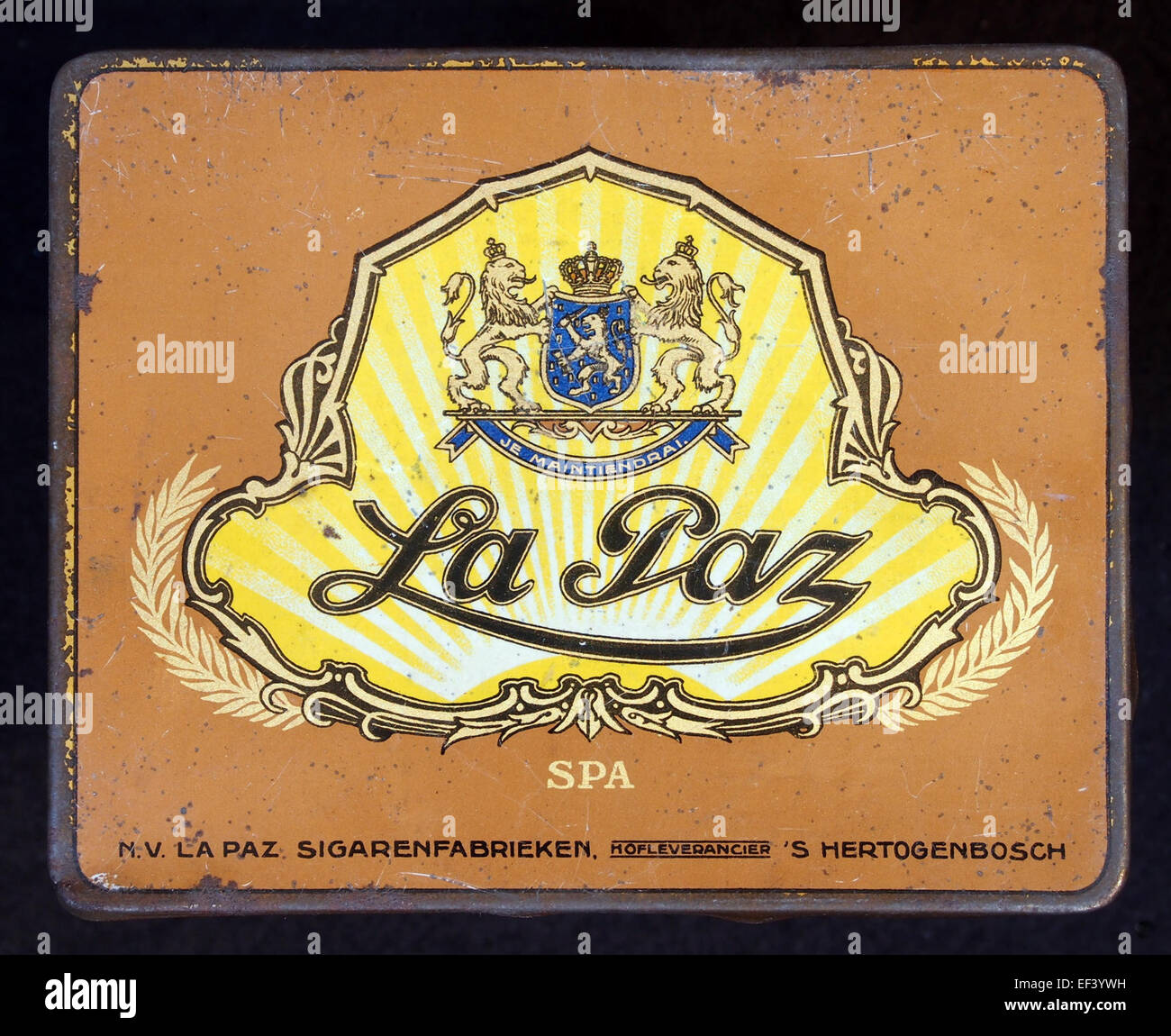 Cette image représente une boîte à cigares en étain portant la marque « la Paz » et présentant le design traditionnel d'une décoration sur le thème du spa. La boîte à cigares met en valeur le packaging de la marque et son association avec les cigares haut de gamme. Banque D'Images