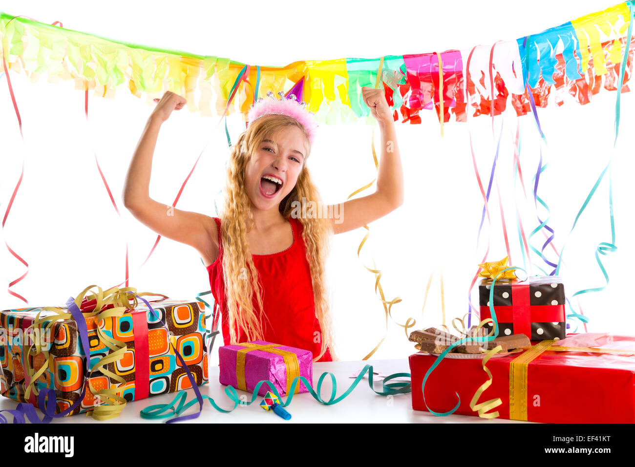 Partie blonde kid fille heureuse avec de nombreux présente les mains en l'heureux Banque D'Images