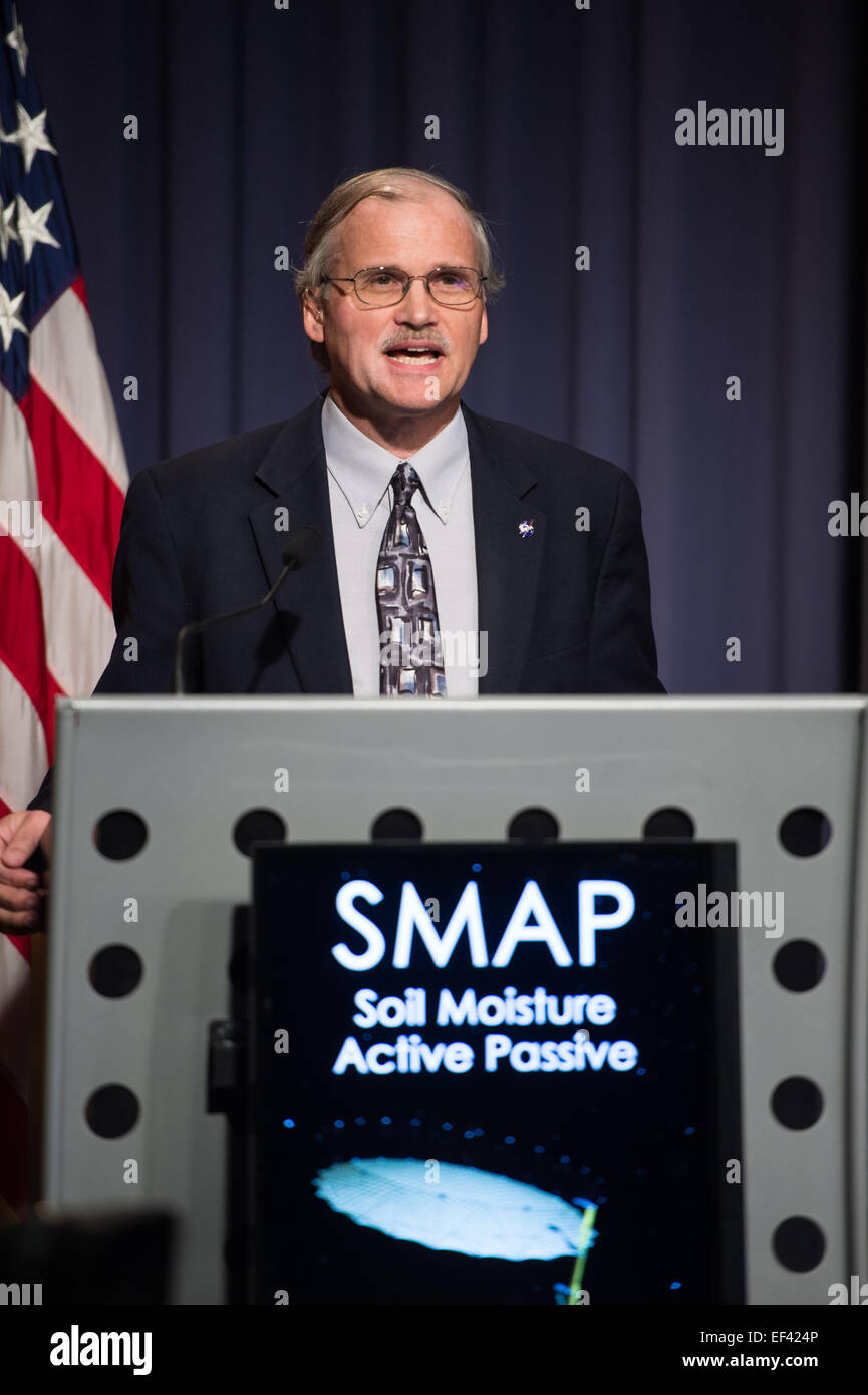 Stephen Cole, officier des affaires publiques au Quartier général de la NASA, les modérés d'un point de presse sur le lancement prochain de l'humidité du sol Actif Passif (SMAP) mission, Jeudi, Janvier 08, 2015, au siège de la NASA à Washington DC. La mission est prévue pour un lancement le 29 janvier de la Vandenberg Air Force Base, en Californie, et fournira la plus exacte, la plus haute résolution des mesures globales de l'humidité du sol jamais obtenue à partir de l'espace. Les données seront utilisées pour améliorer la compréhension des scientifiques des processus qui font le lien entre l'eau de la Terre, de l'énergie et les cycles du carbone. Crédit photo : NASA/Gemignan Aubrey Banque D'Images