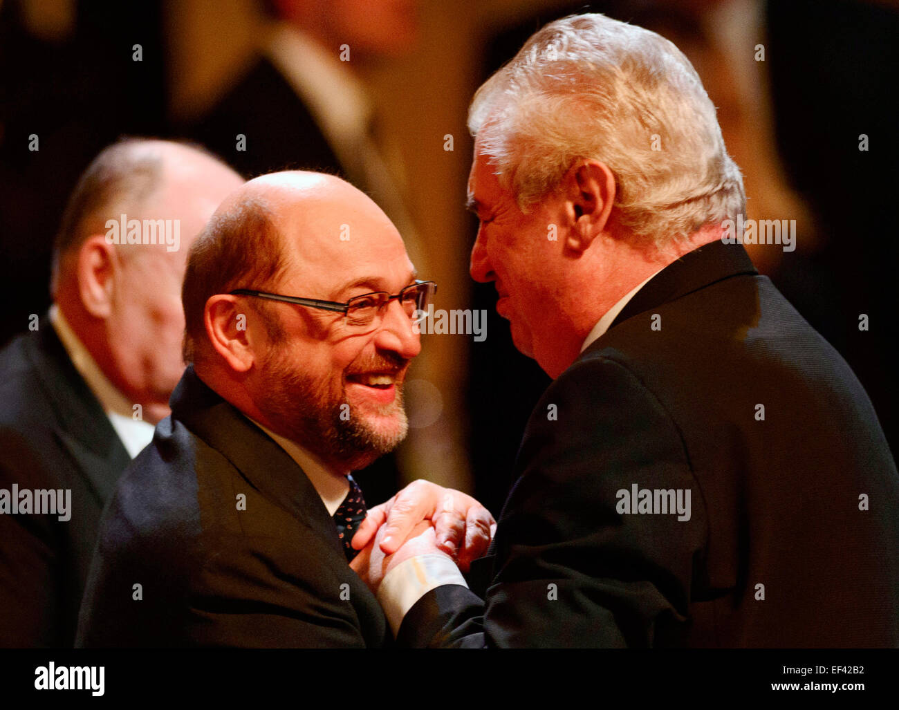 Prague, République tchèque. 26 janvier, 2015. Le Président tchèque Milos Zeman (à droite) s'entretient avec le président du Parlement européen, Martin Schultz, pendant le dîner au sein de l'international forum Let my people live ! Sur la croissance de l'antisémitisme et l'extrémisme dans la maison municipale de Prague, en République tchèque, le 26 janvier 2015. © Michal Kamaryt/CTK Photo/Alamy Live News Banque D'Images