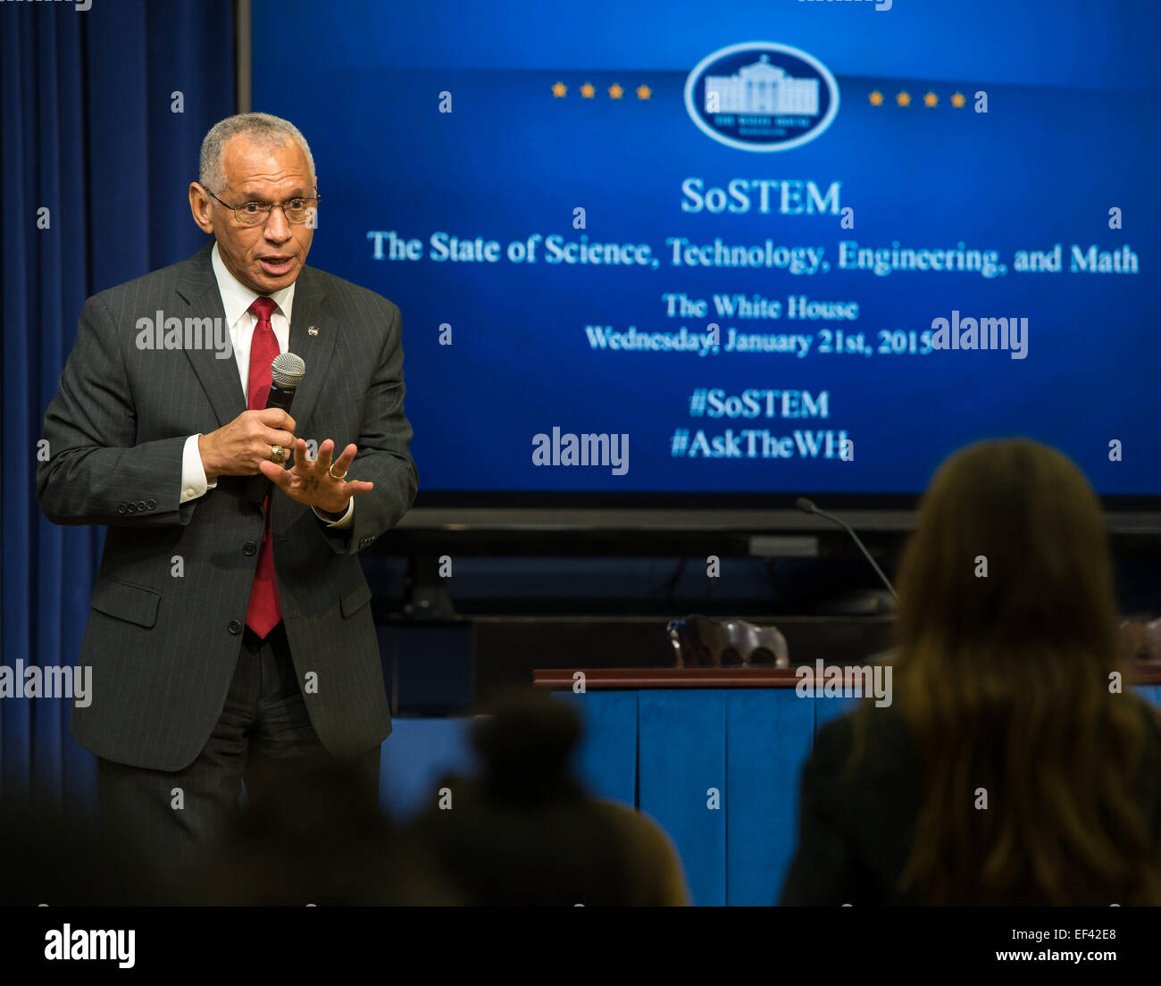 L'administrateur de la NASA Charles Bolden répond à une des questions pour un étudiant à l'assemblée annuelle de l'état de la Maison Blanche de la Science, technologie, ingénierie, et mathématiques (SoSTEM) adresse, mercredi, Janvier 21, 2015, dans la cour du Sud dans l'Auditorium Le Eisenhower Executive Office Building sur le complexe de la Maison Blanche à Washington. Banque D'Images