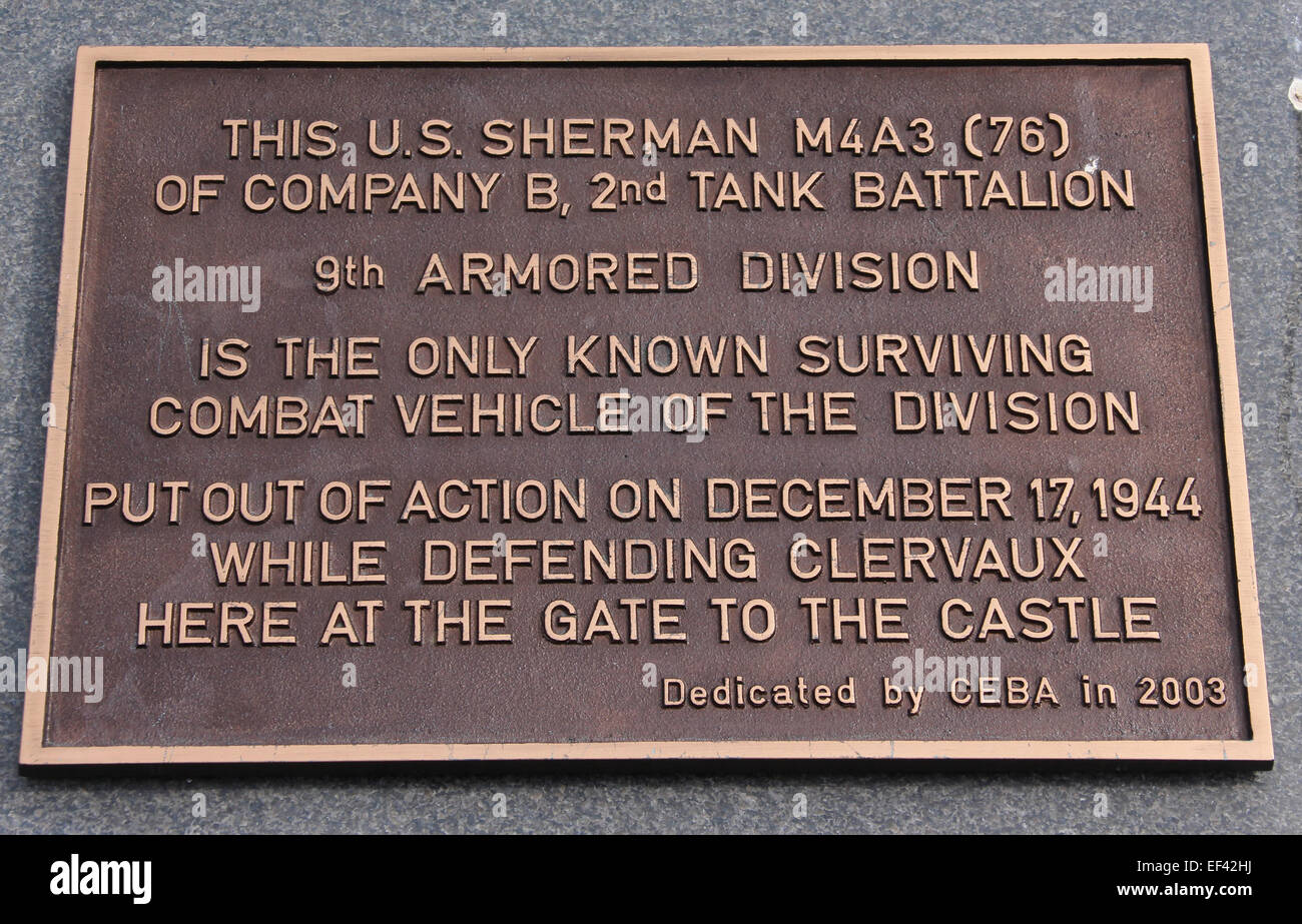 La plaque sur le char Sherman en face du Château de Clervaux, Luxembourg Banque D'Images