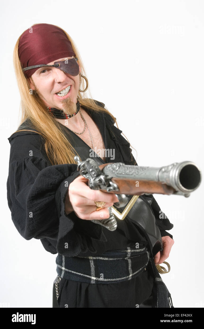 Un homme portant un costume de pirate Banque D'Images