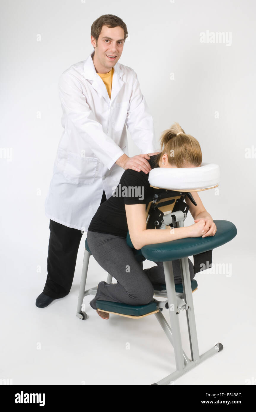 Man giving woman un massage arrière Banque D'Images