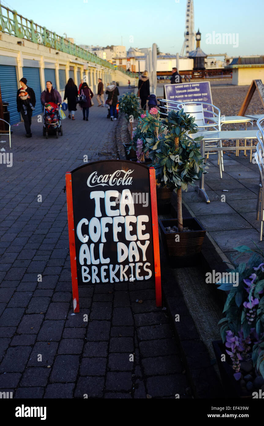Un café boissons administration sur la front de mer de Brighton au Royaume-Uni. Banque D'Images