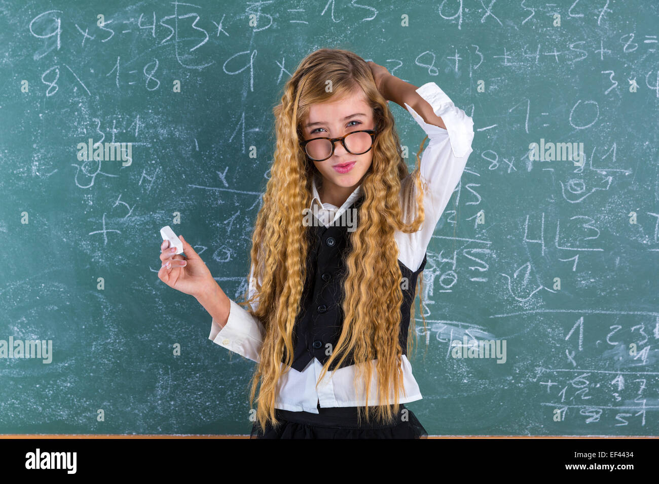 Clever nerd élève blonde girl in green étudiant du conseil d'expression lycéenne difficile Banque D'Images