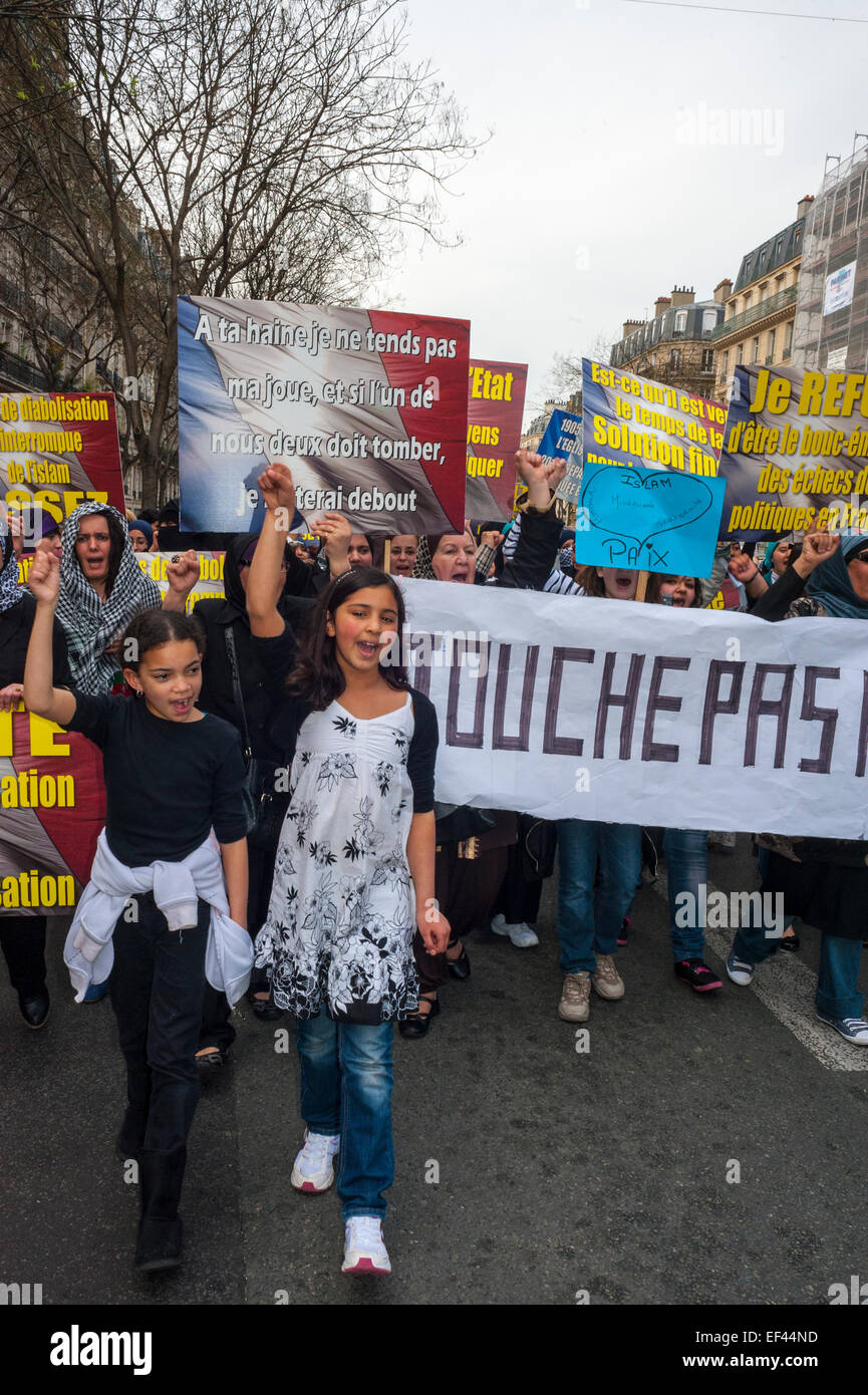 Paris, France, Français musulmans arabes qui manifestent contre l'Islamophobie, le racisme, lors de manifestations, les adolescents avec des pancartes Marching on Street Banque D'Images