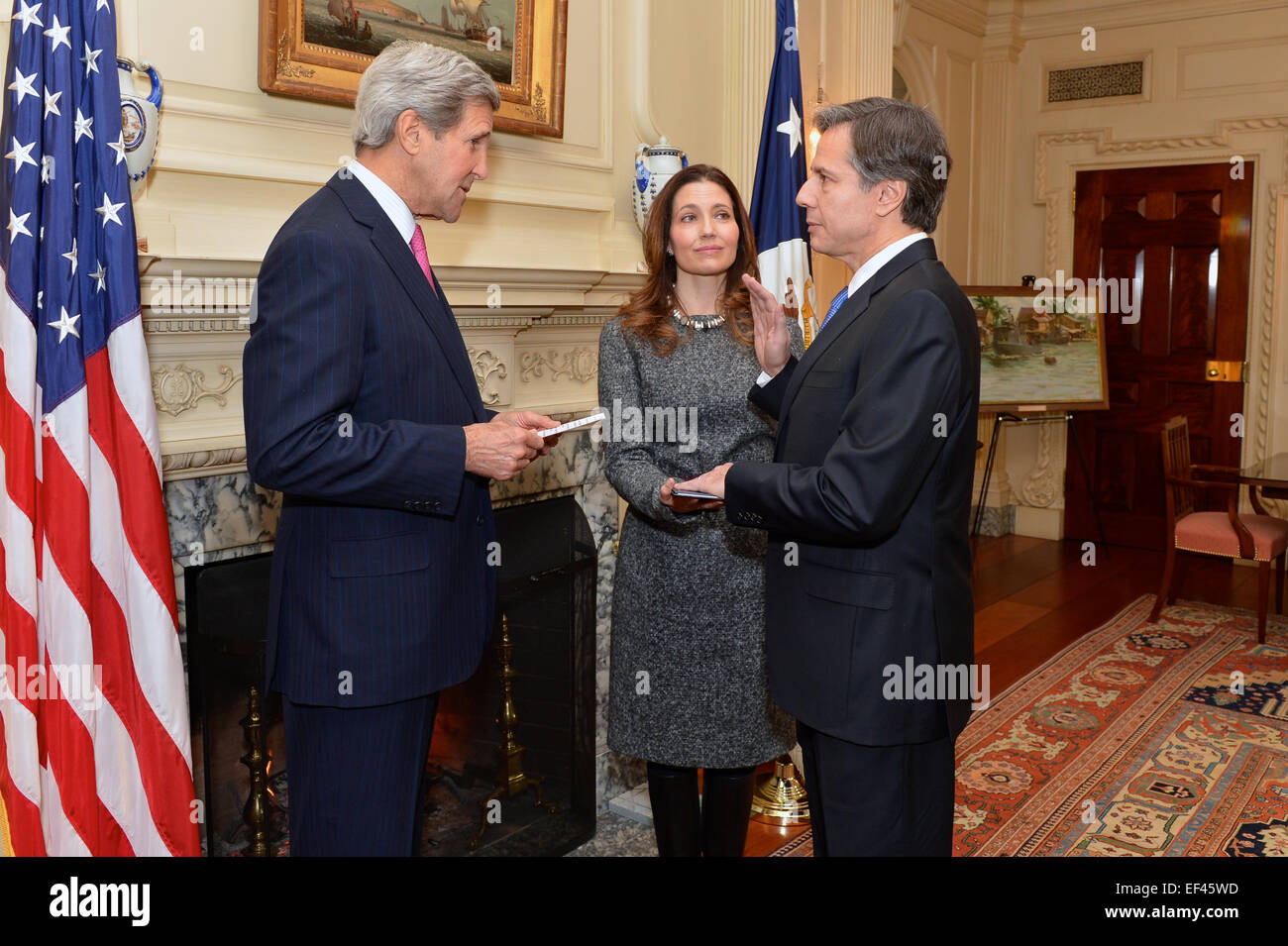 Avec sa femme, secrétaire d'État adjoint aux affaires éducatives et culturelles Evan Ryan, à la recherche, le secrétaire d'État américain John Kerry promet à Antony Blinken comme le nouveau sous-secrétaire d'État, du Département d'État à Washington, D.C., le 9 janvier 2015. Banque D'Images