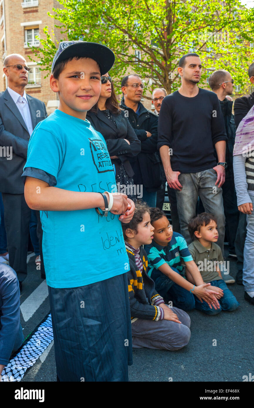 Paris, France, Français musulmans arabes qui manifestent contre l'islamophobie, de racisme, de garçon avec T-Shirt slogan Banque D'Images