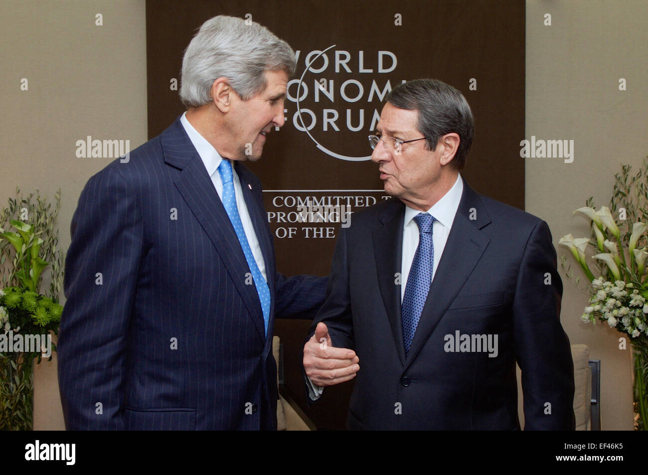 Le secrétaire d'Etat John Kerry à l'écoute le président chypriote Nicos Anastasiades, le 23 janvier 2015, avant que les deux s'assirent pour une rencontre bilatérale en marge du Forum économique mondial à Davos, en Suisse. Banque D'Images