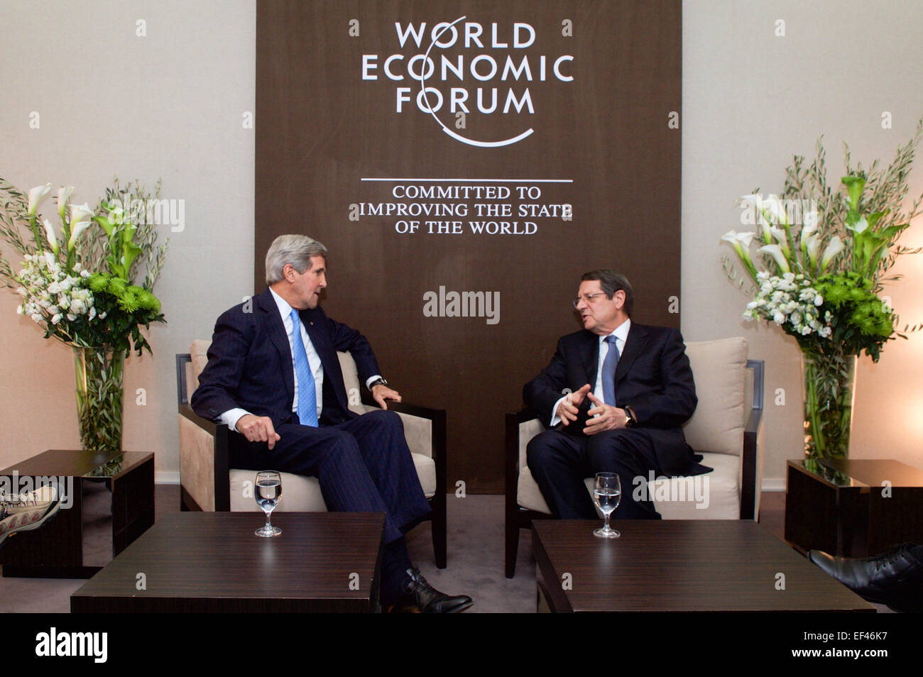 Le secrétaire d'Etat John Kerry s'assoit avec le président chypriote Nicos Anastasiades, le 23 janvier 2015, avant que les deux ont commencé une réunion bilatérale en marge du Forum économique mondial à Davos, en Suisse. Banque D'Images
