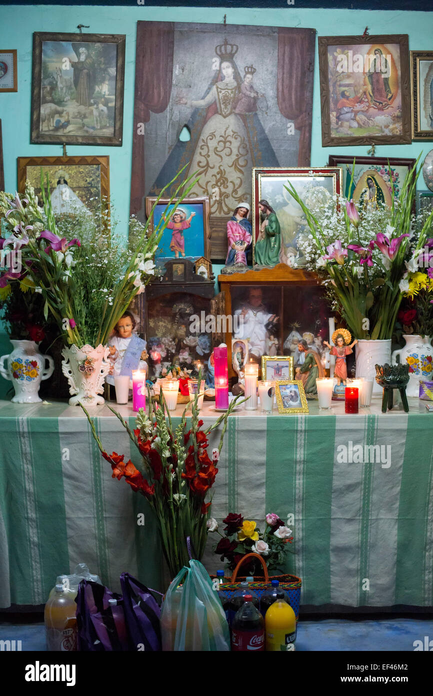 San Sebastian Abasolo, Oaxaca, Mexique - un autel dans le 'Saint's room' dans une maison dans une petite ville de Oaxaca. Banque D'Images