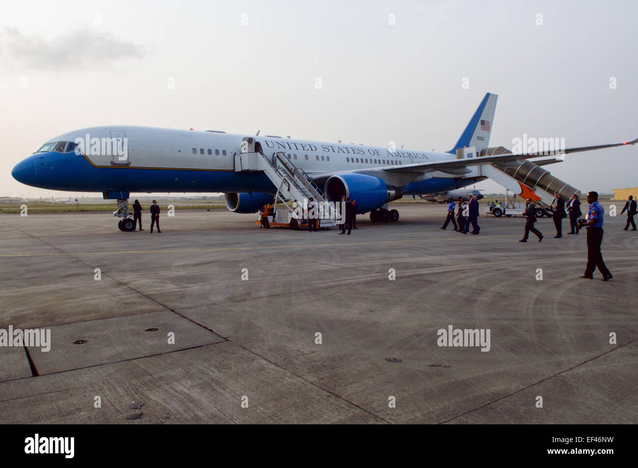 Le secrétaire d'Etat John Kerry se rend à son avion à l'aéroport de Lagos, Nigeria, après qu'il a rencontré le Président nigérian Goodluck Jonathan et sa réélection challenger, le Major-général à la retraite Muhammadu Buhari, le 25 janvier 2015, pour les conversations exhortant les deux candidats à accepter les résultats de leur prochaine élection générale-vote. Banque D'Images