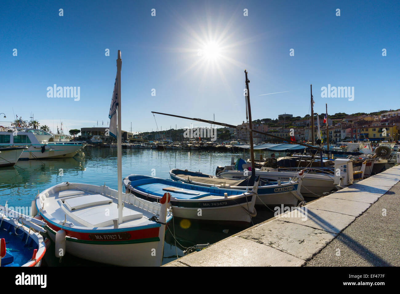 Bateaux dans le Port de Cassis, France Banque D'Images