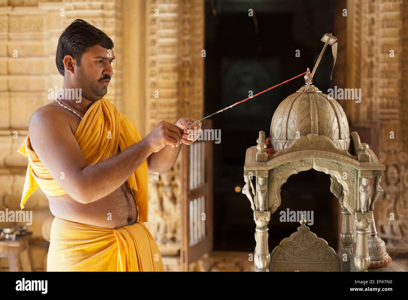 Udaipur, Rajasthan, Inde. Prêtre à Jain temple Banque D'Images