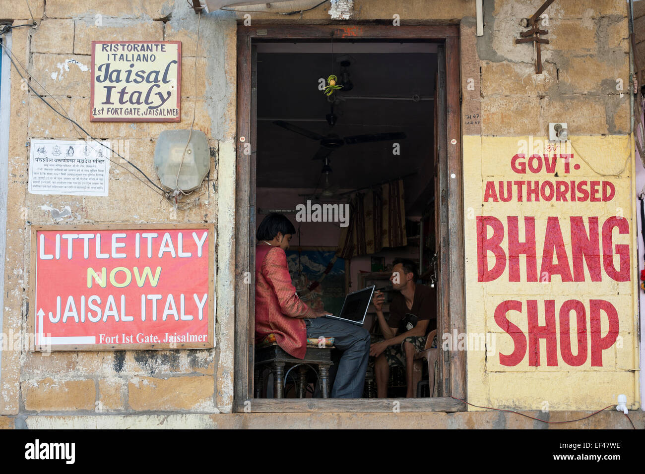 Jaisalmer, Inde. Le Bhang Shop, un magasin autorisé et vente cafe une variété de nourriture et de boisson mélangée avec du cannabis Banque D'Images