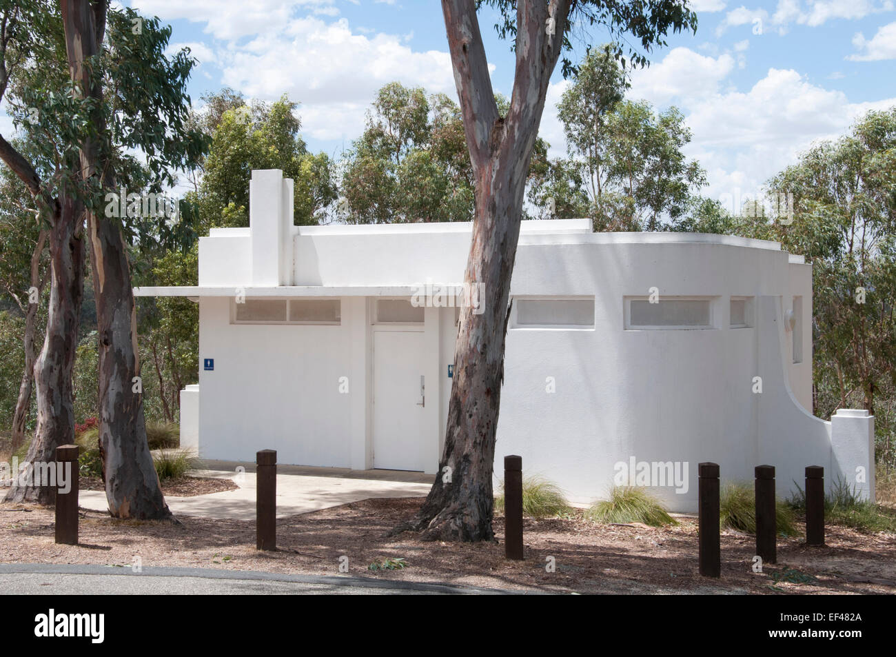 Les commodités de 'treamline moderne' sont situées au monument commémoratif de guerre d'Albury, Nouvelle-Galles du Sud, Australie Banque D'Images