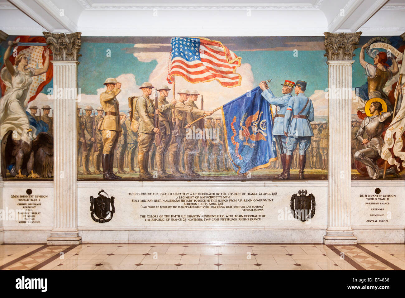 La peinture militaire de la 104e Infanterie US sur un mur, Massachusetts State House, Beacon Street, Boston, États-Unis Banque D'Images