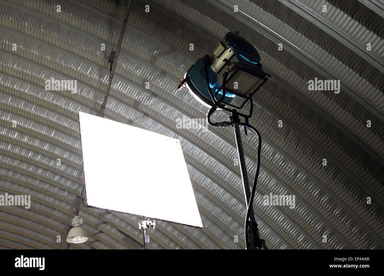 Projecteur professionnel la lumière d'un studio de cinéma. La lumière est  sur la scène Photo Stock - Alamy