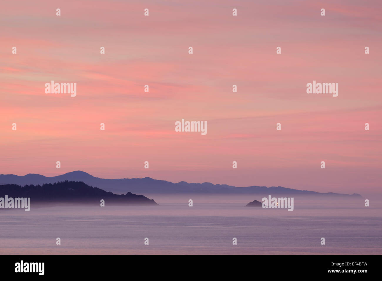 Cape Blanco voir en regardant vers le sud au lever du soleil, le sud de l'Oregon coast. Banque D'Images