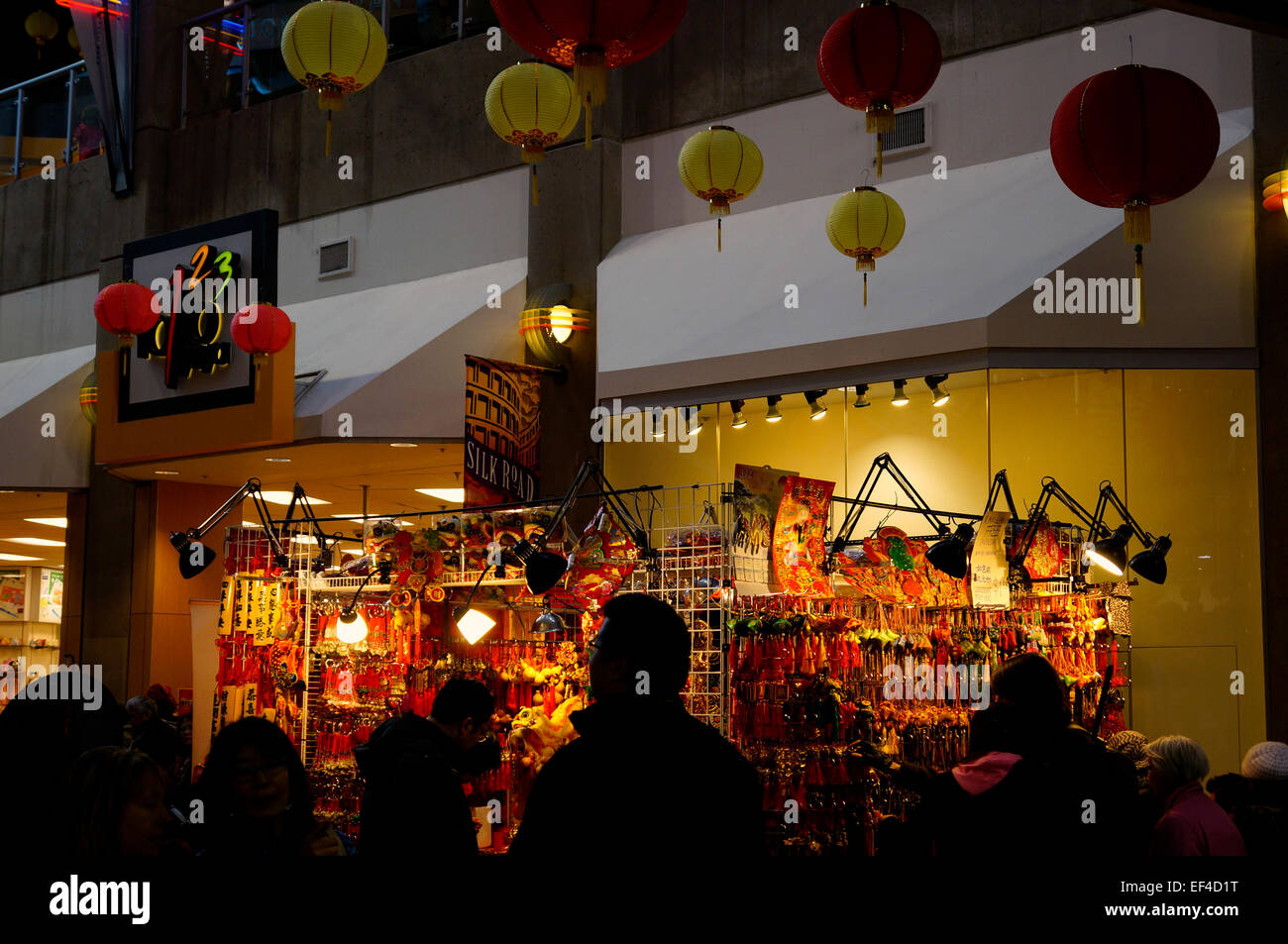 Les gens shopping pour porte-bonheur traditionnel au Nouvel An chinois dans Chinatown, Vancouver, BC, Canada. Banque D'Images