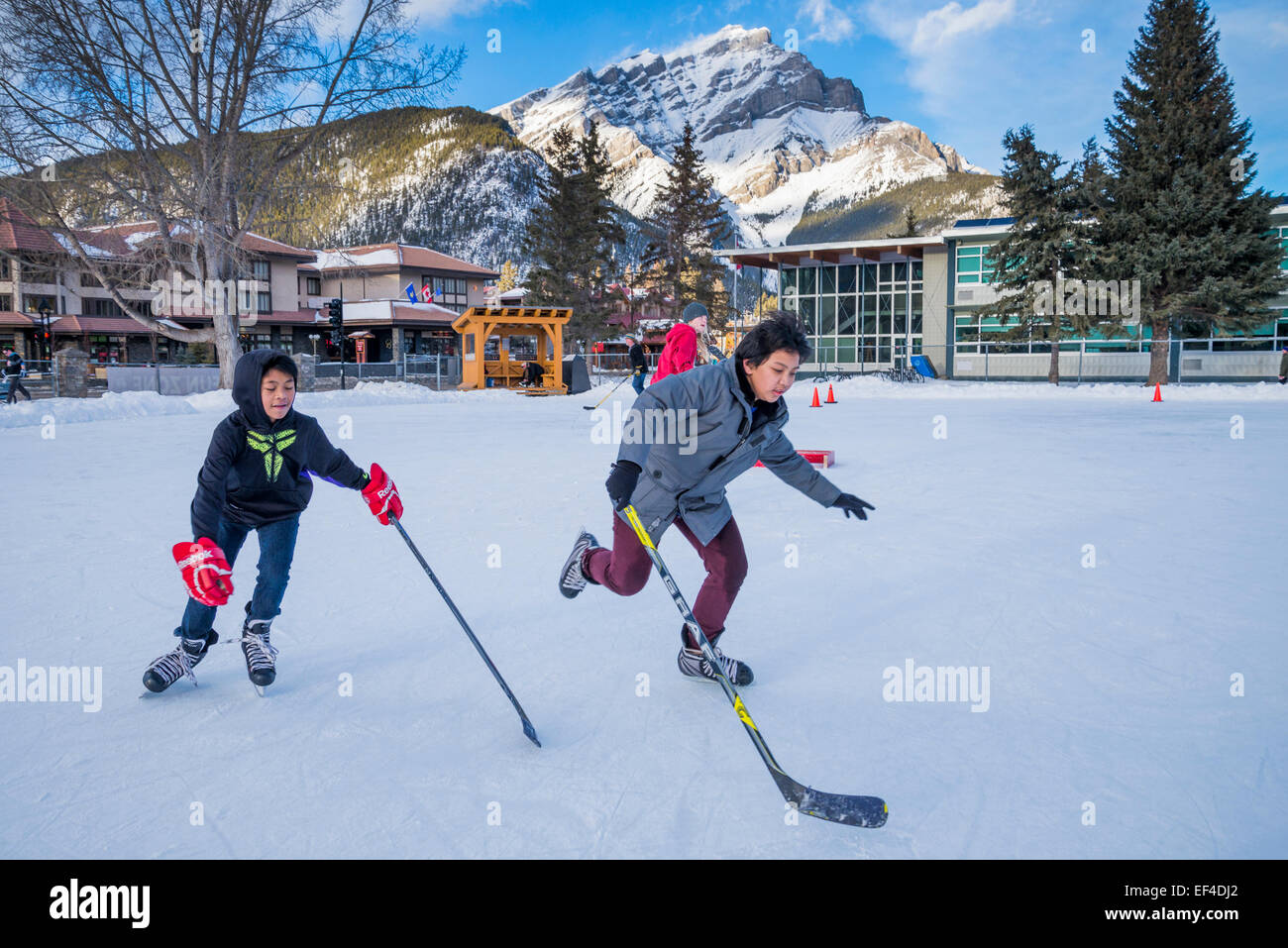 Les enfants jouer au hockey sur glace, Banff, Banff National Park, Alberta, Canada Banque D'Images