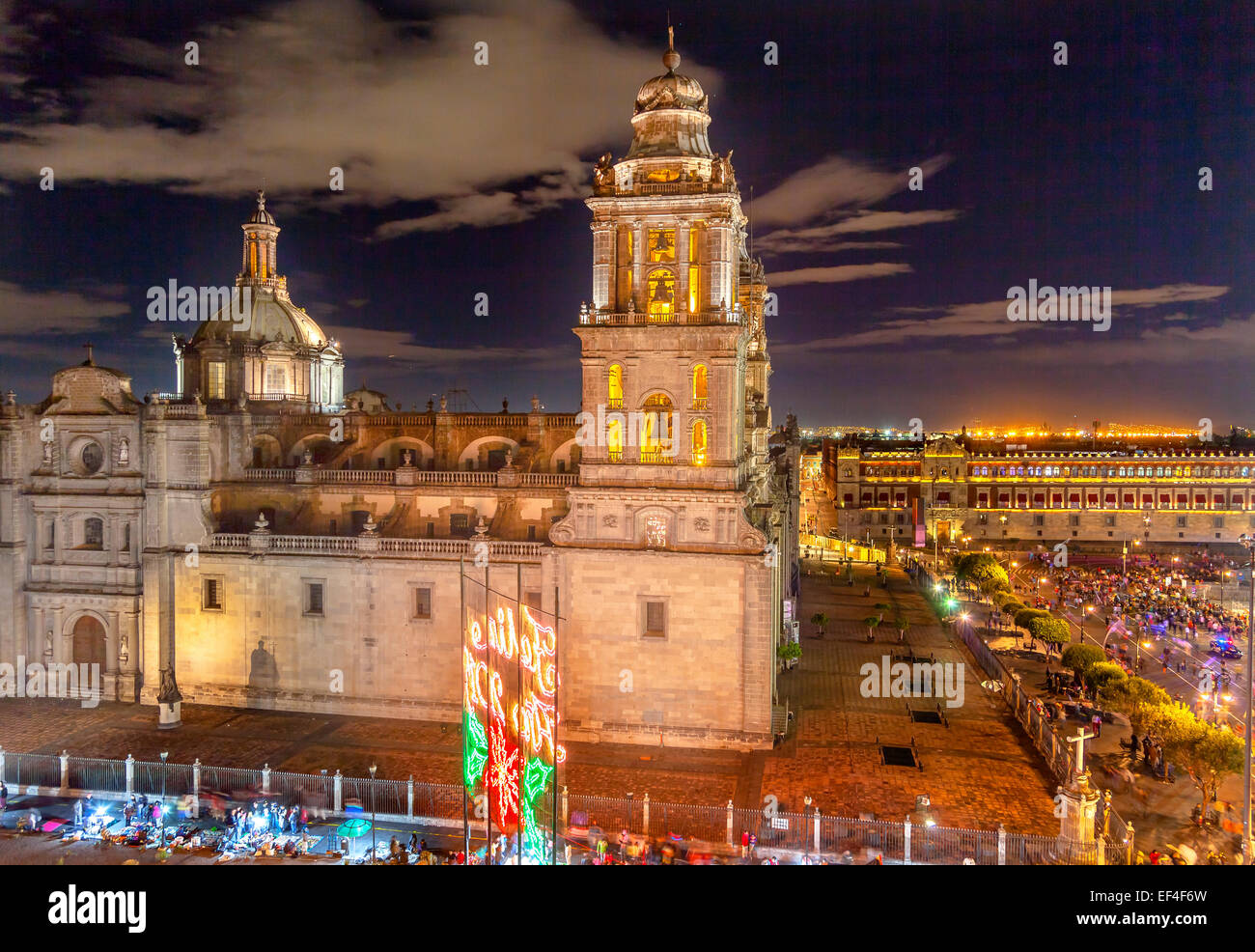 Cathédrale Métropolitaine et le palais présidentiel au Zocalo, Centre de Mexico, la nuit Banque D'Images