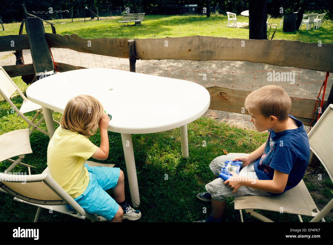 Deux jeunes garçons à l'extérieur dans un parc. Banque D'Images